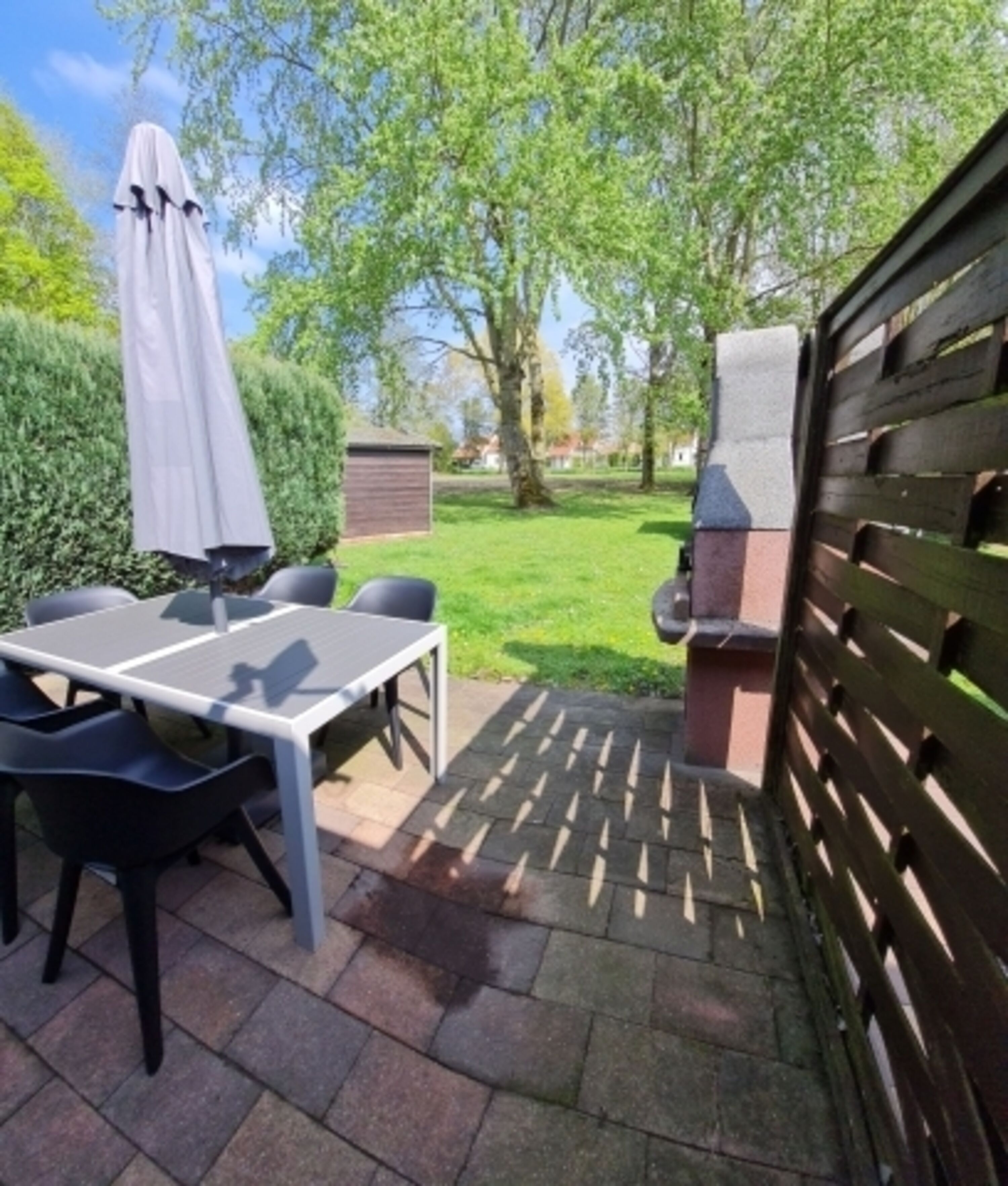 Terrasse nach hinten offen zur großen Wiese