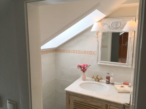 Marmor-Waschtisch im separaten WC