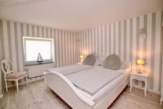 Das 1. Schlafzimmer mit Doppelbett im EG