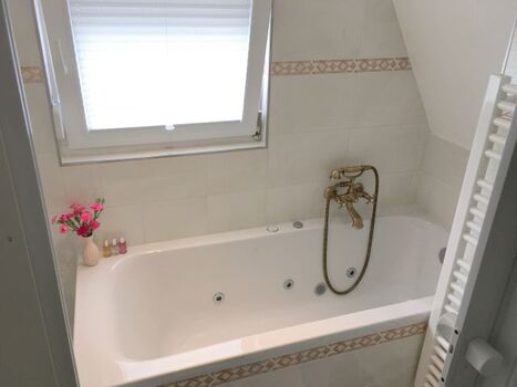 Wannenbad mit Whirlpool-Badewanne