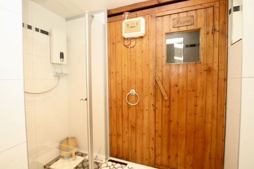 Die Sauna mit Dusche