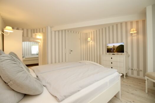 Das 1. Schlafzimmer im EG mit TV