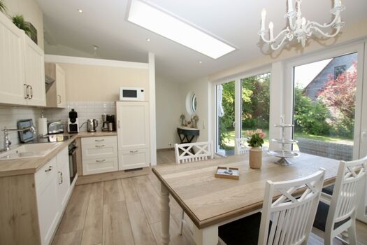 Der Essbereich  mit Küchenzeile im Landhausstil