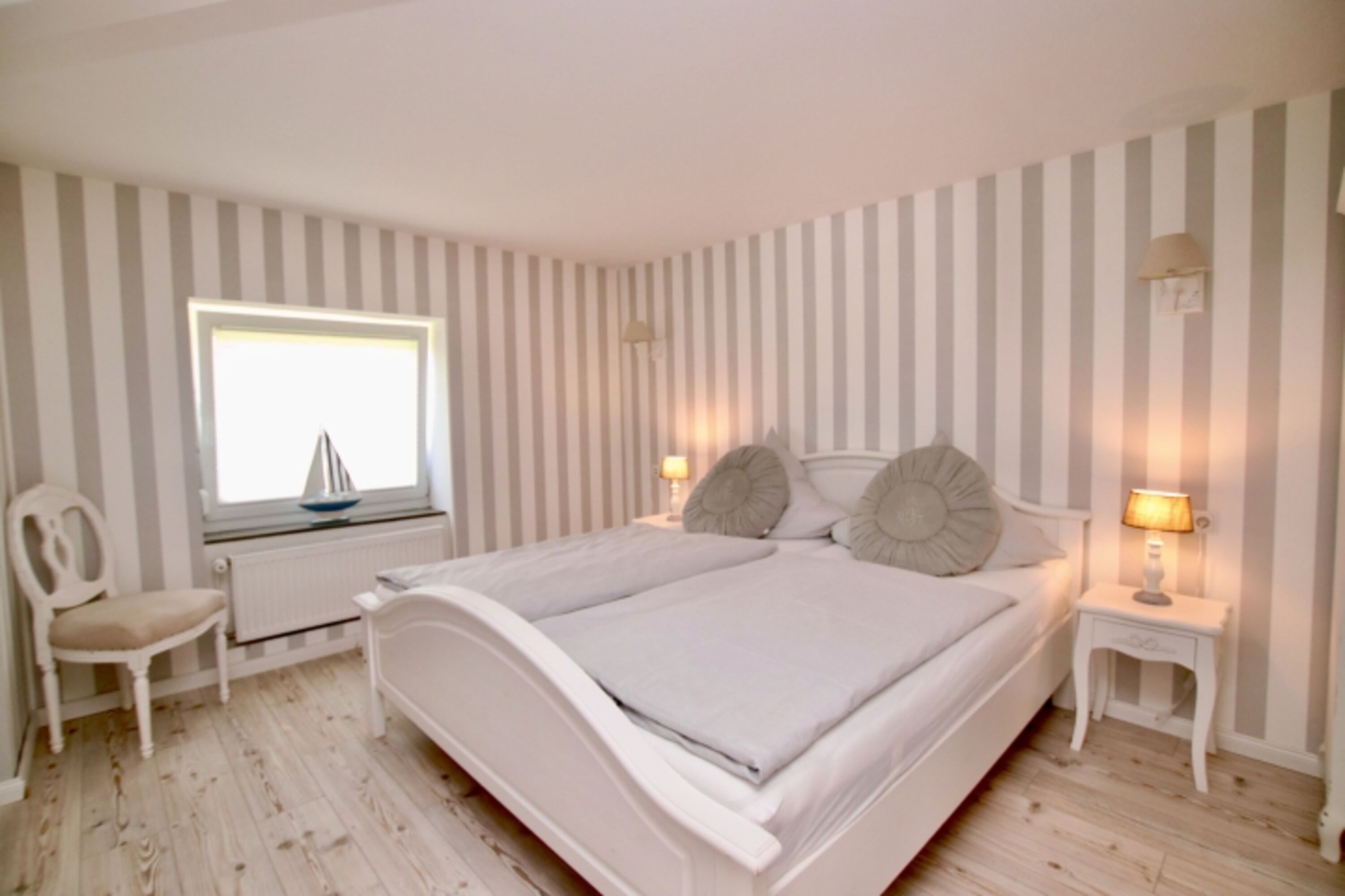 Das 1. Schlafzimmer mit Doppelbett im EG