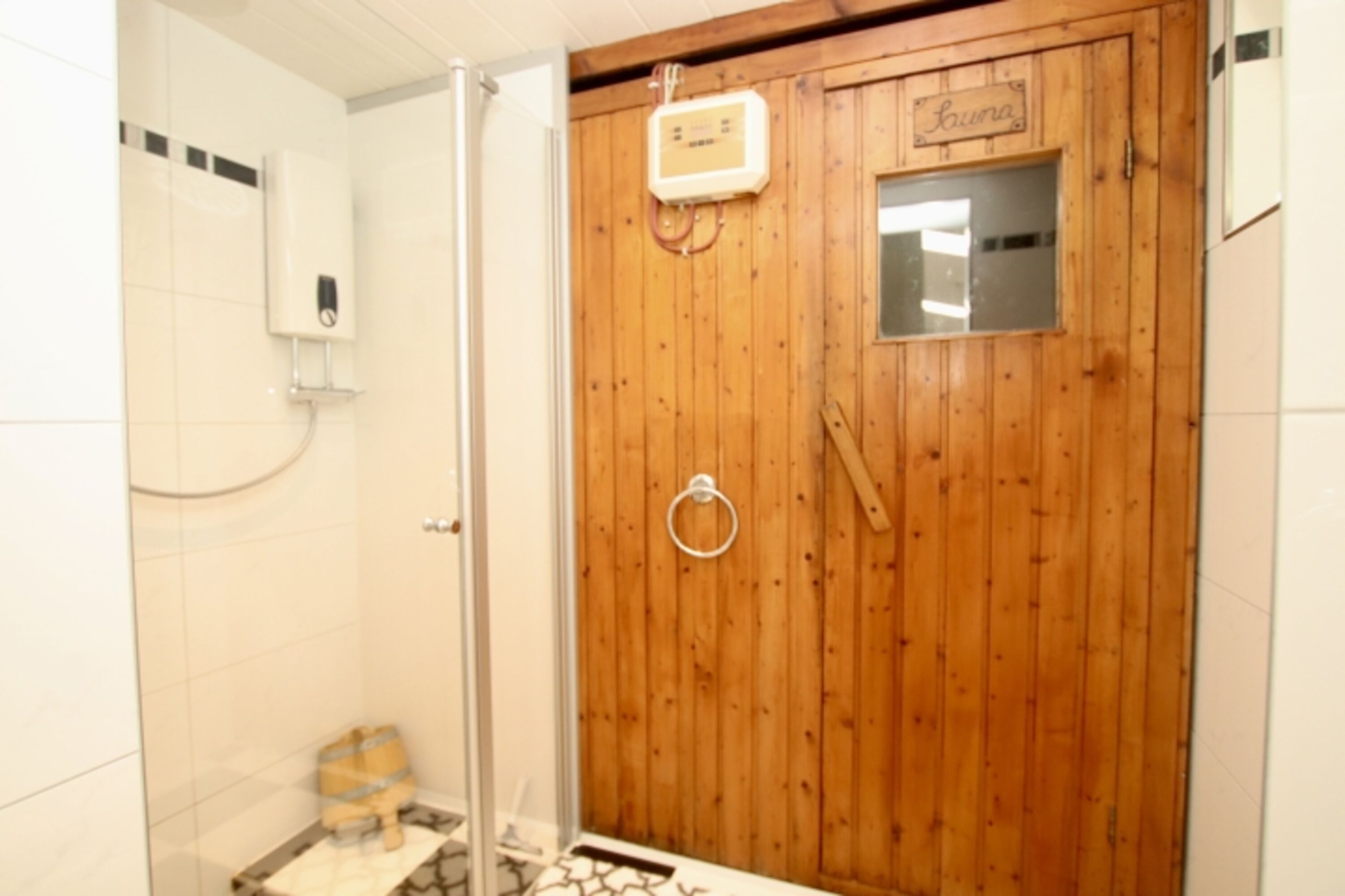 Die Sauna mit Dusche