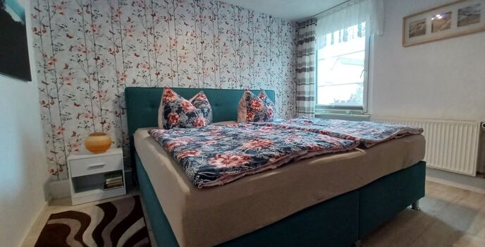 Schlafzimmer 2 neues Boxspringbett