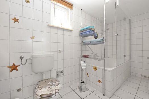 Badewanne mit Glasduschwand für die Dusche