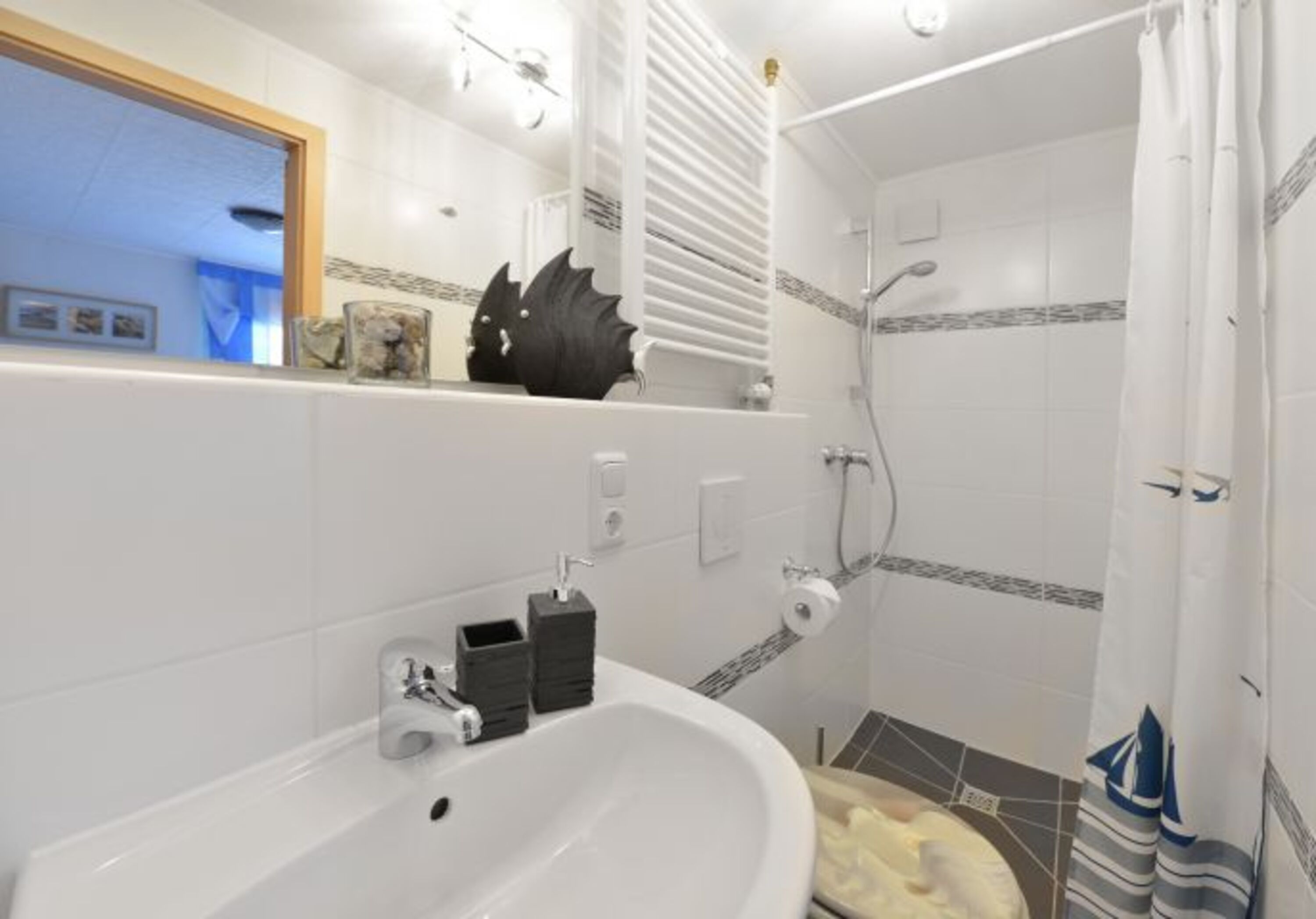 WC, Waschbecken, Spiegel und Ablage