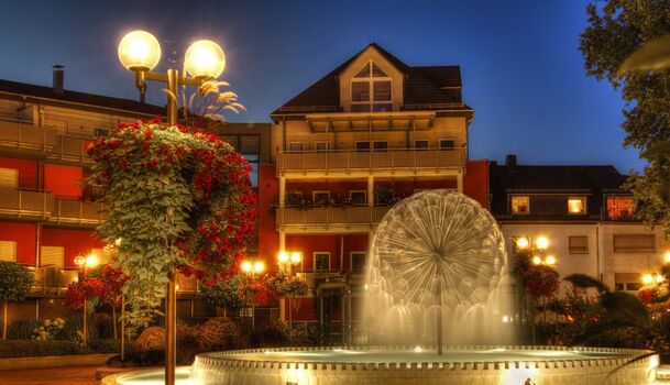 Limburger "Pusteblume" Brunnen abends in der Innenstadt Limburg