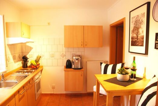 Küche mit Herd/ Backofen, Mikrowelle, Kaffeeautomat uvm.