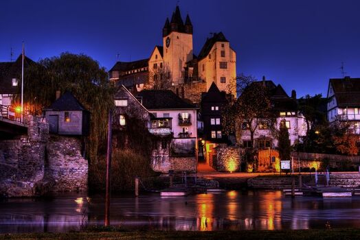 Grafenstadt Diez bei Nacht mit dem Grafenschloss an der Lahn