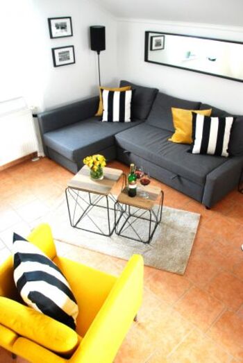 Wohnzimmer mit gemütlicher Schlafcouch (1,40 x 2,00 m) und Sessel