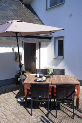 Terrasse mit Platz für 4 Personen und Sonnenliegen