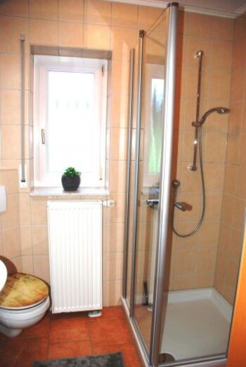 Bad mit großer neuer Glasdusche (0,90 x 0,90 m)