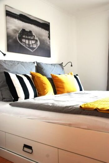 kuscheliges Schlafzimmer mit Bett (1,80 x 2,00 m), Nachttischen 