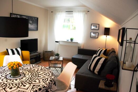 Wohnzimmer mit großem Flachbildschirm, DVD, Stereo-Anlage mit Radio 