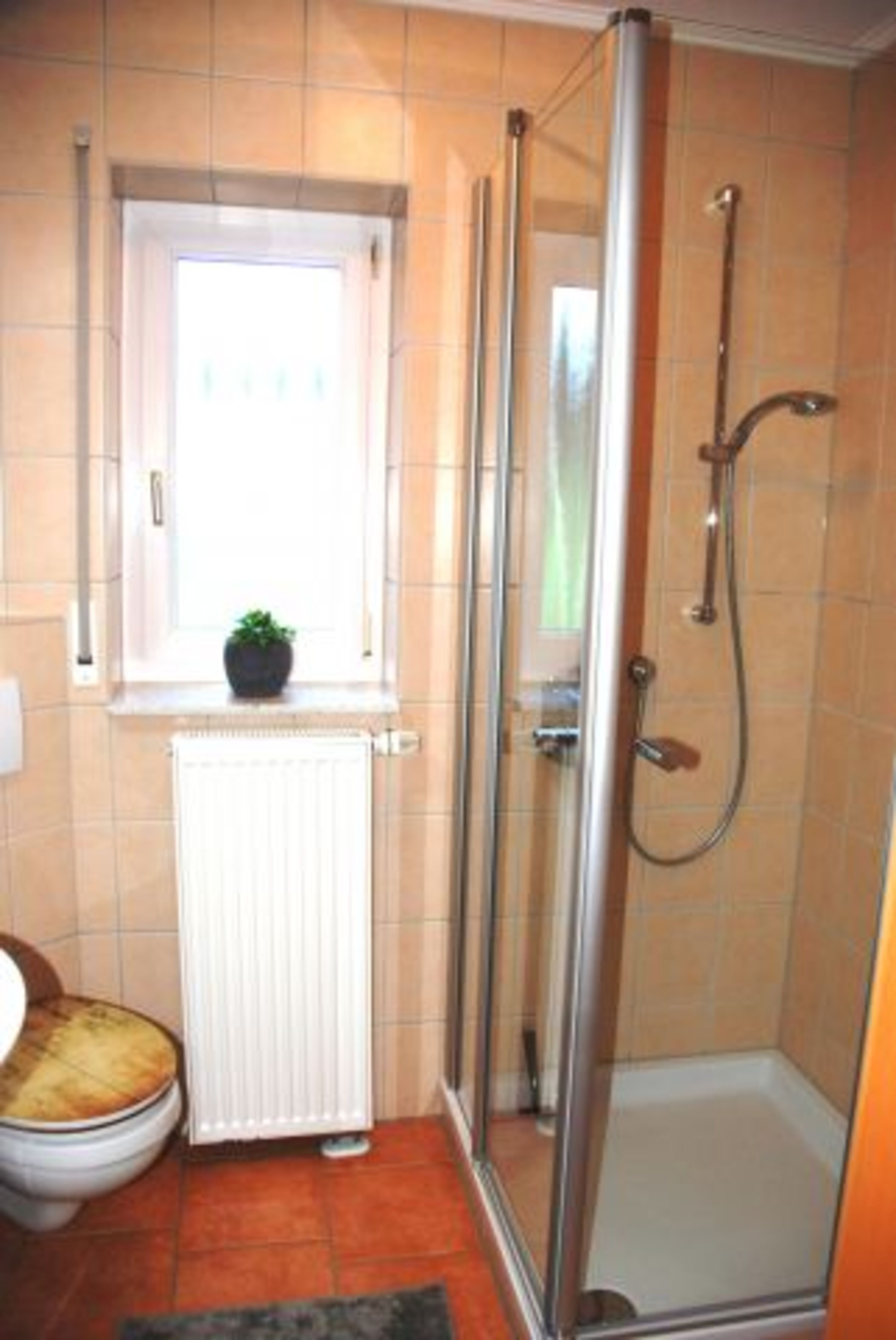 Bad mit großer neuer Glasdusche (0,90 x 0,90 m)