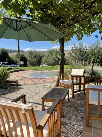 Sitzplatz vor dem Haus