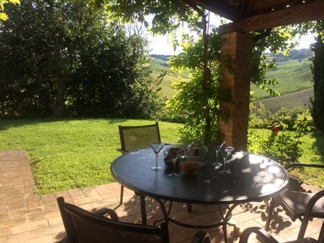 Sitzplatz  hinter dem Haus, Abendsonne