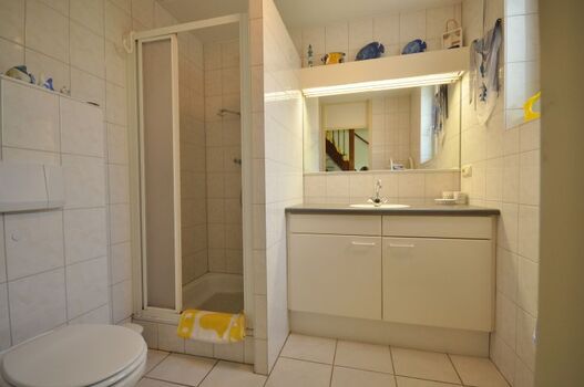 Badezimmer mit Dusche Washbecke und Toilette