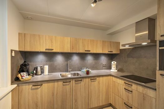 Moderne Küche mit Induktionherd usw