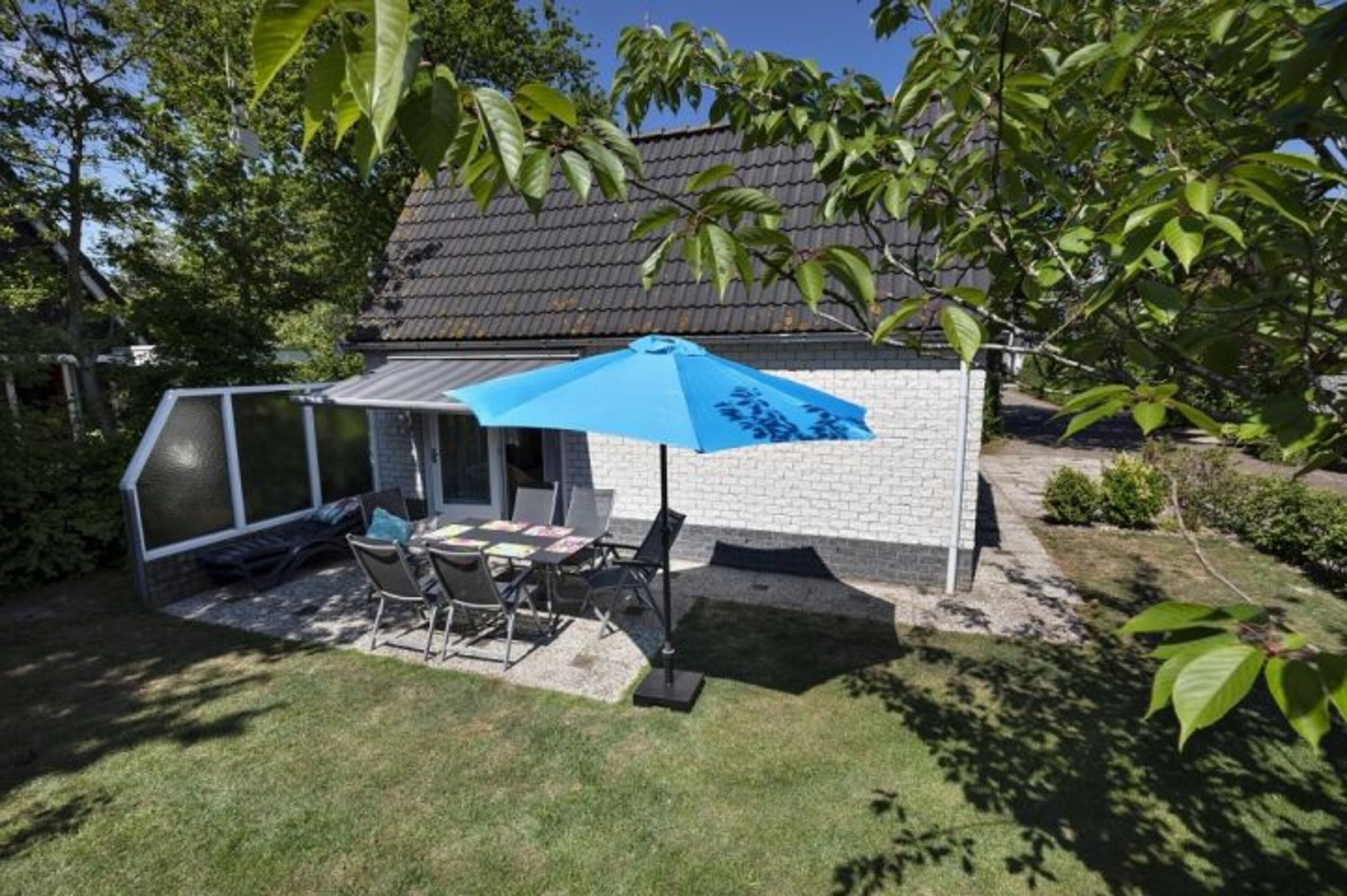 Mit Sonnenterrasse und Wiese