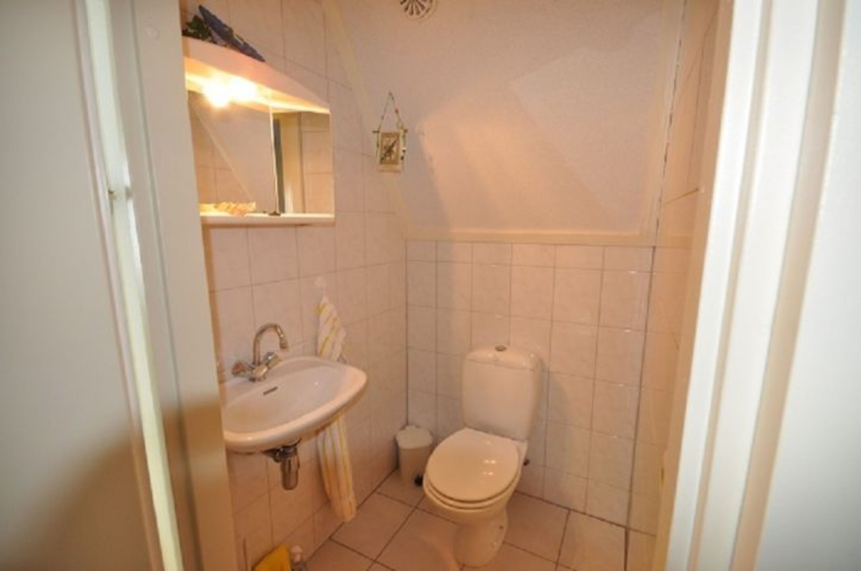 2e Toilette mit Washbecke
