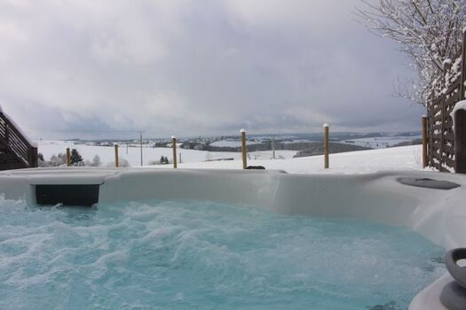 ständig beheizter Außenwhirlpool mit freier Sicht