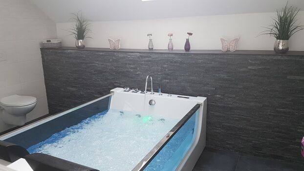 Bad mit Shirlpoolbadewanne und Dusche