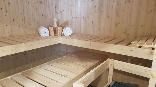 Sauna und Dusche in sep. Raum