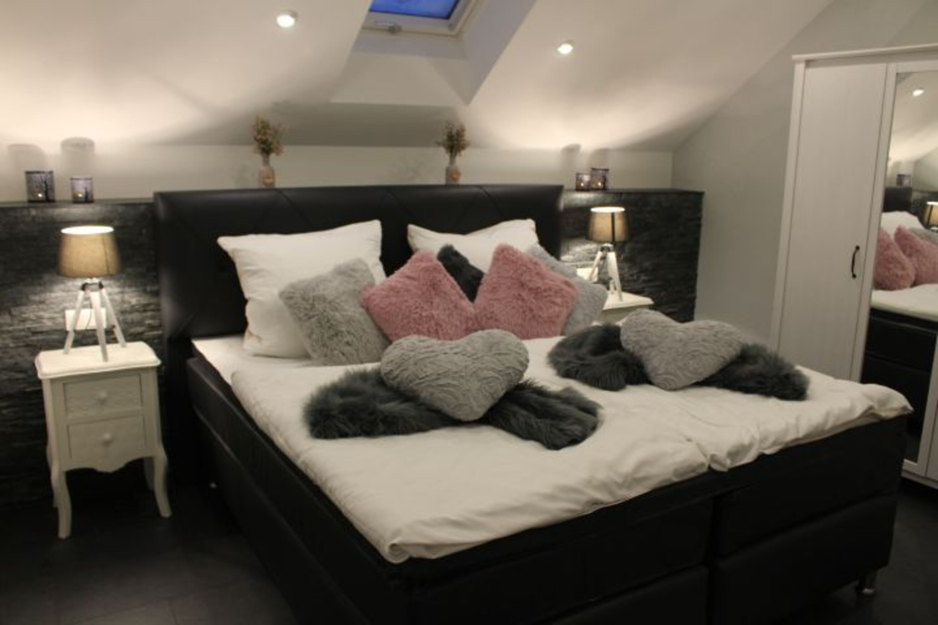 Schlafzimmer mit Boxspringbett