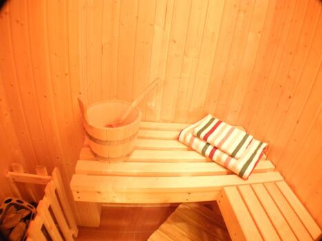 Einladende Sauna zum Entspannen und Wohlfühlen.