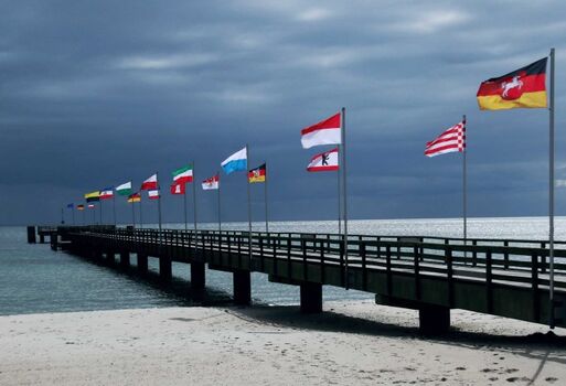 Seebrücke, voll beflaggt