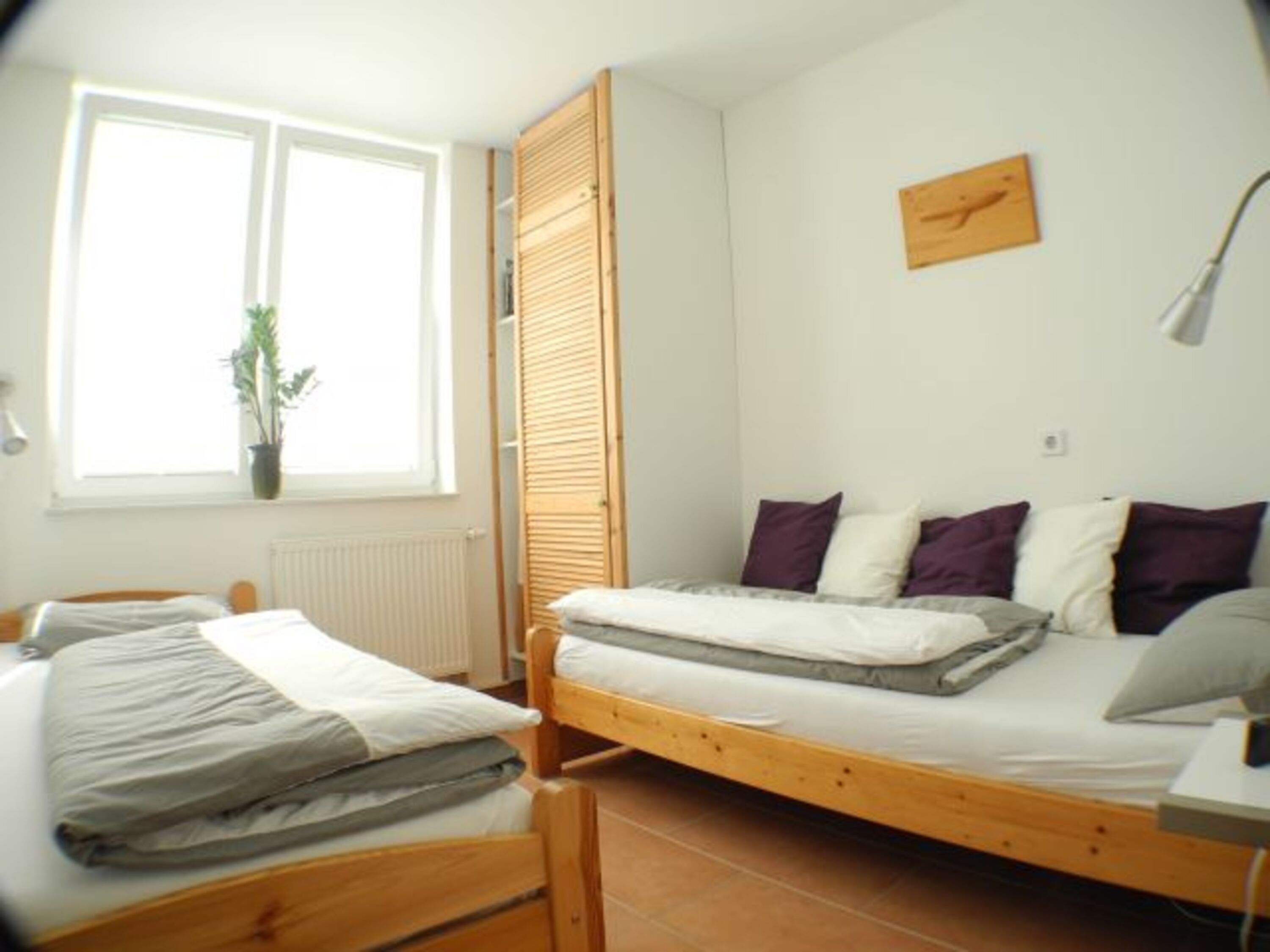 Ein weiteres Schlafzimmer mit zwei Einzelbetten