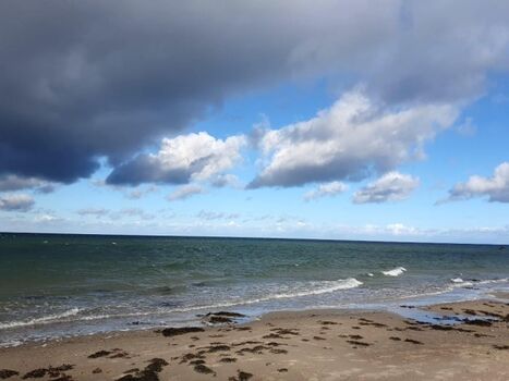 Strand und Wolken