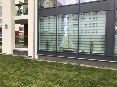 Blick auf die Fensterfront vom WZ