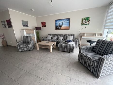 WZ mit Sofa (Schlaffunktion), Schreibtisch...