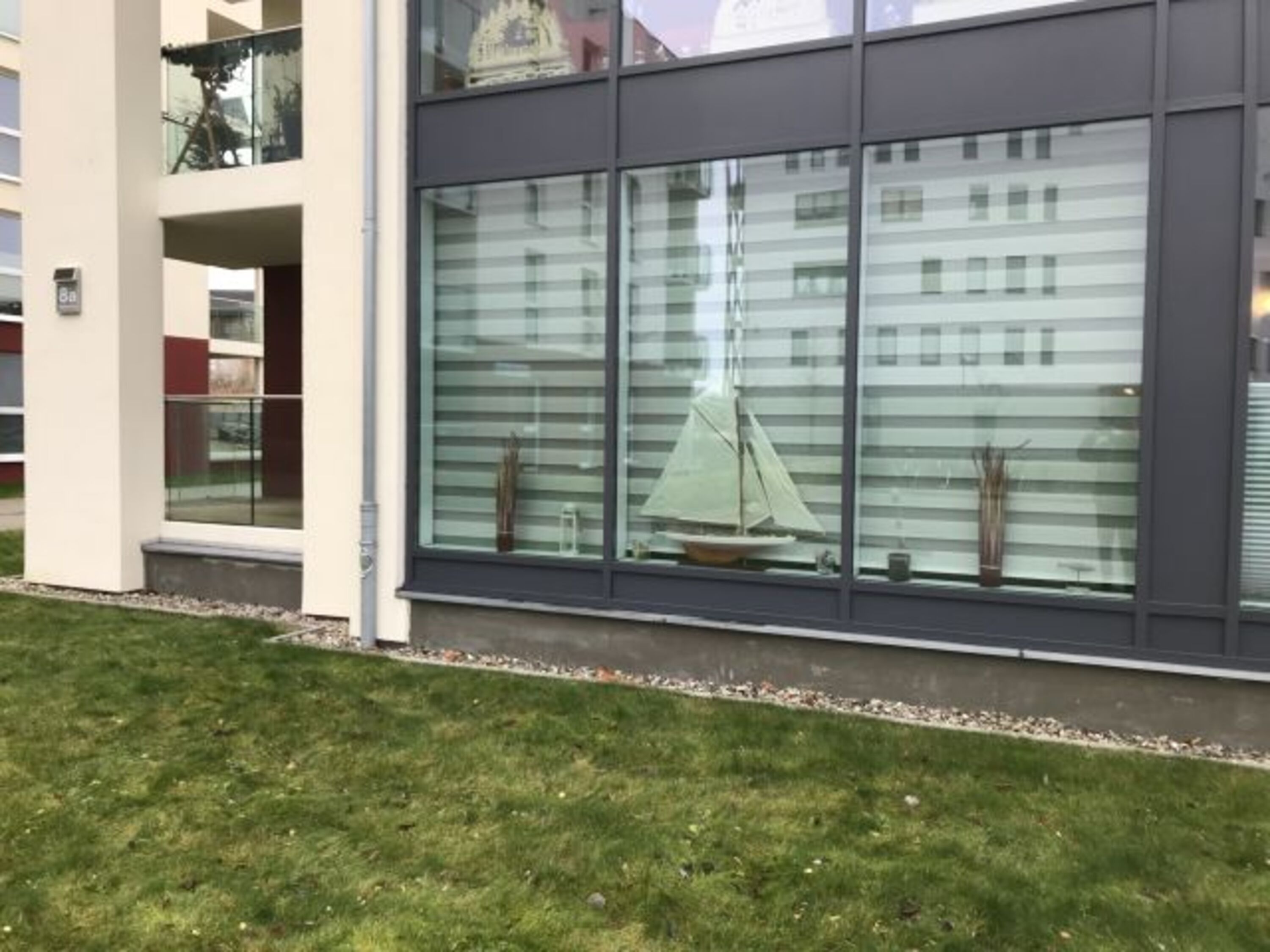 Blick auf die Fensterfront vom WZ