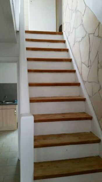 geschlossene Holztreppe ins OG