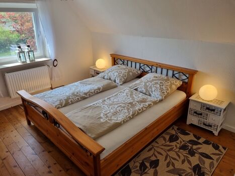 großes Schlafzimmer mit Doppelbett