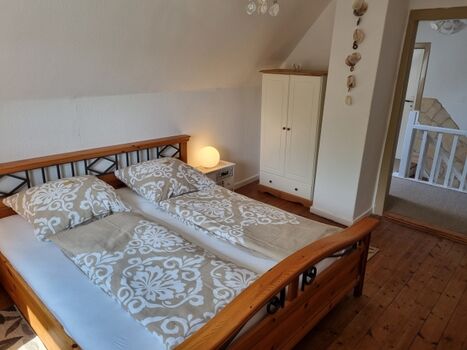 großes Schlafzimmer mit Doppelbett