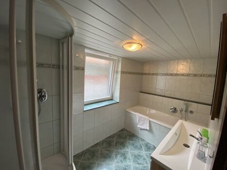 Badezimmer Dusche und Wanne