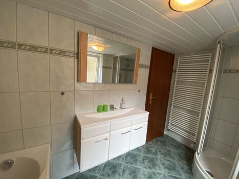 Badezimmer Dusche und Wanne
