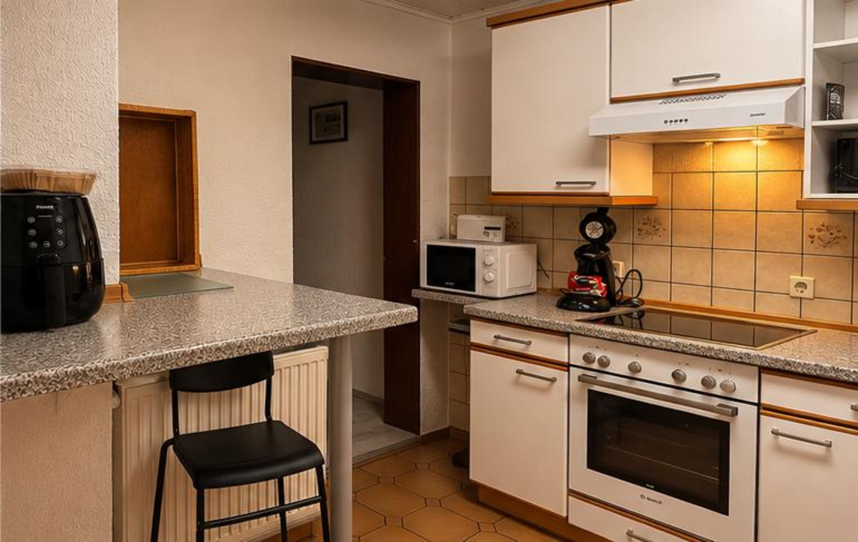 Küche mit Backofen , Spülmaschine, Tiefkühlschrank