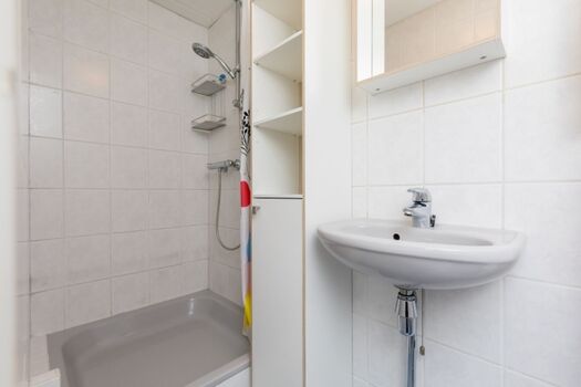 Badezimmer mit Dusche, Waschbecken und Toilette