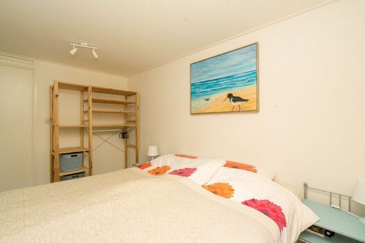 Schlafzimmer 1 mit Doppelboxspringbetten