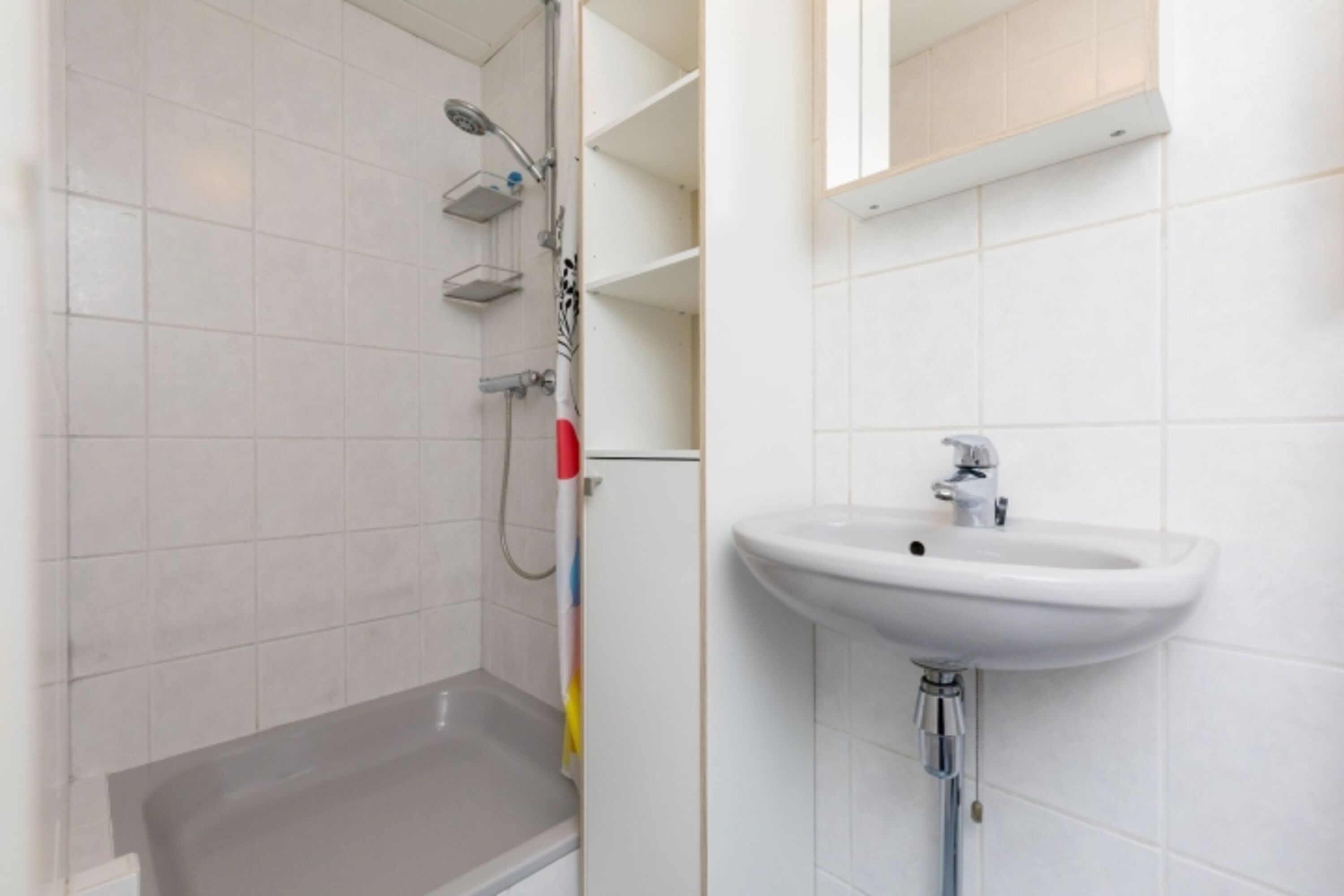 Badezimmer mit Dusche, Waschbecken und Toilette