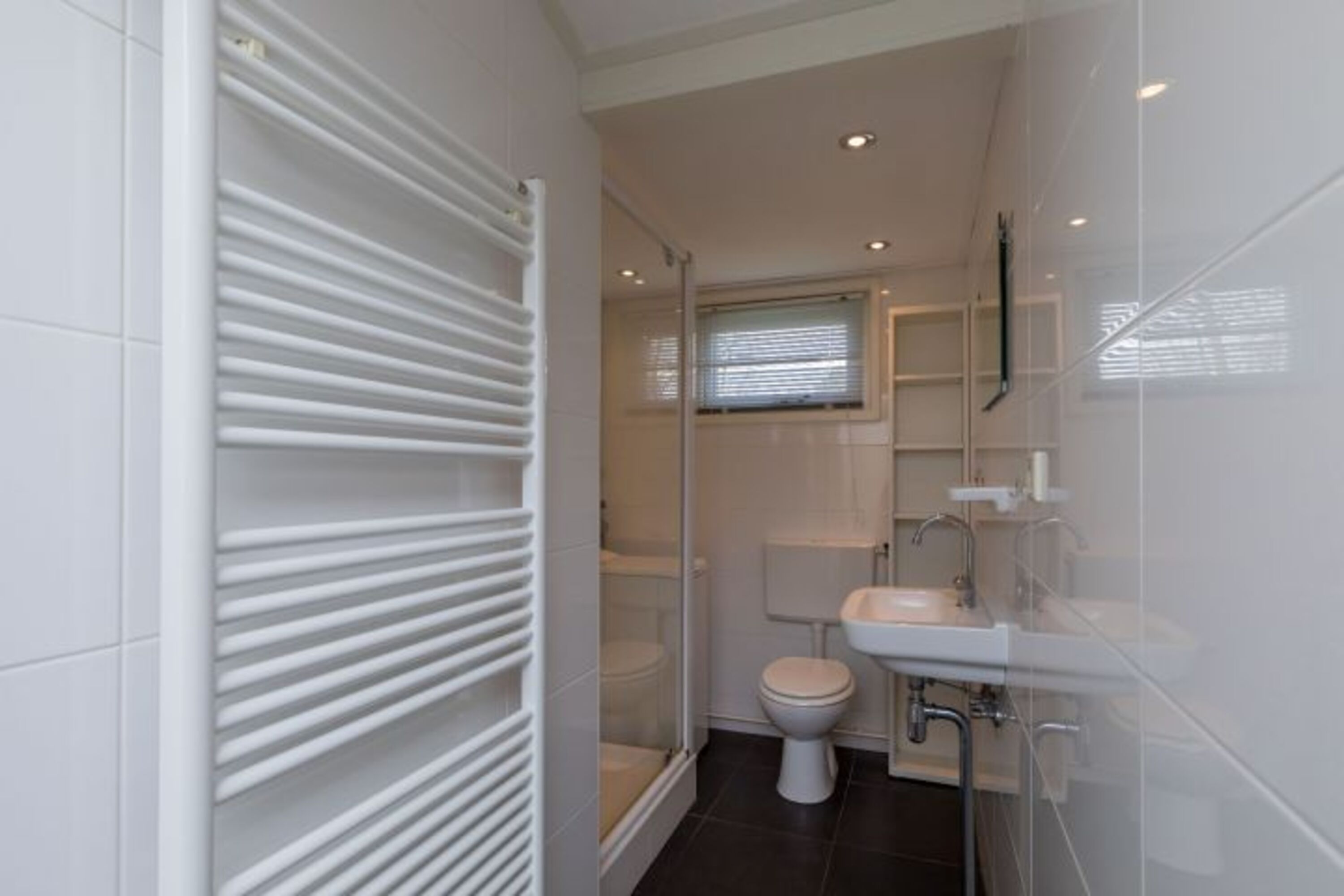 Das moderne Badezimmer mit Dusche, Waschbecken und Toilette