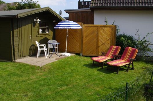 Liegewiese und Gartenterrasse