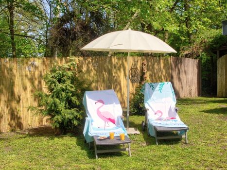 Sonnenliegen mit Schirm (saisonabhängig)